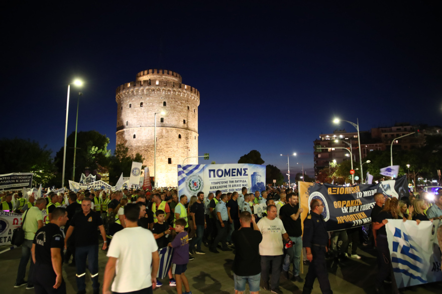 Πορεία των ενστόλων στη Θεσσαλονίκη εν όψει ΔΕΘ, δείτε φωτογραφίες 
