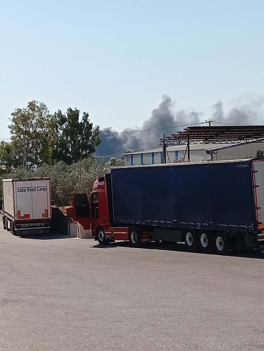Φωτιά στην περιοχή Ξηροπήγαδο στη Μάνδρα: Εστάλη μήνυμα από το 112 για τους πυκνούς καπνούς