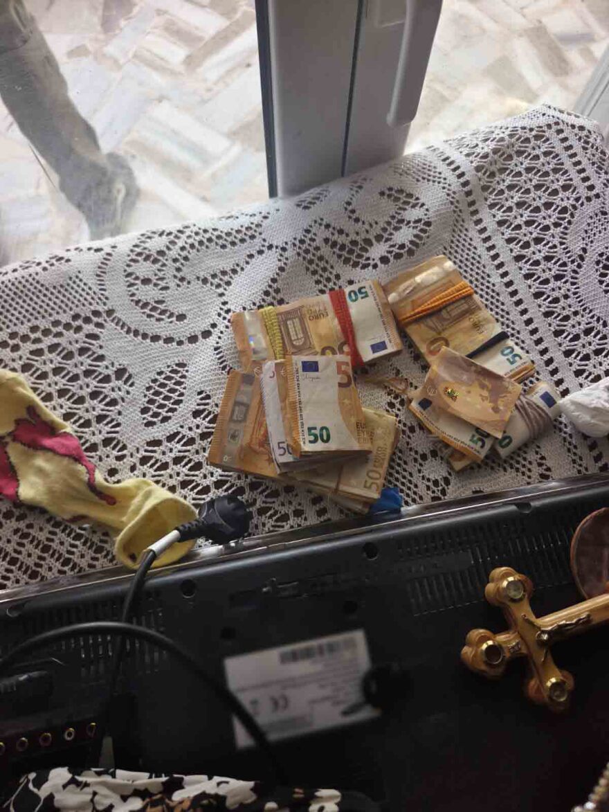 Το κόλπο με τον σωλήνα της σπείρας στο Ζεφύρι που «έκαιγε» τα κινητά στην αποχέτευση, πάνω από 175.000 ευρώ η λεία