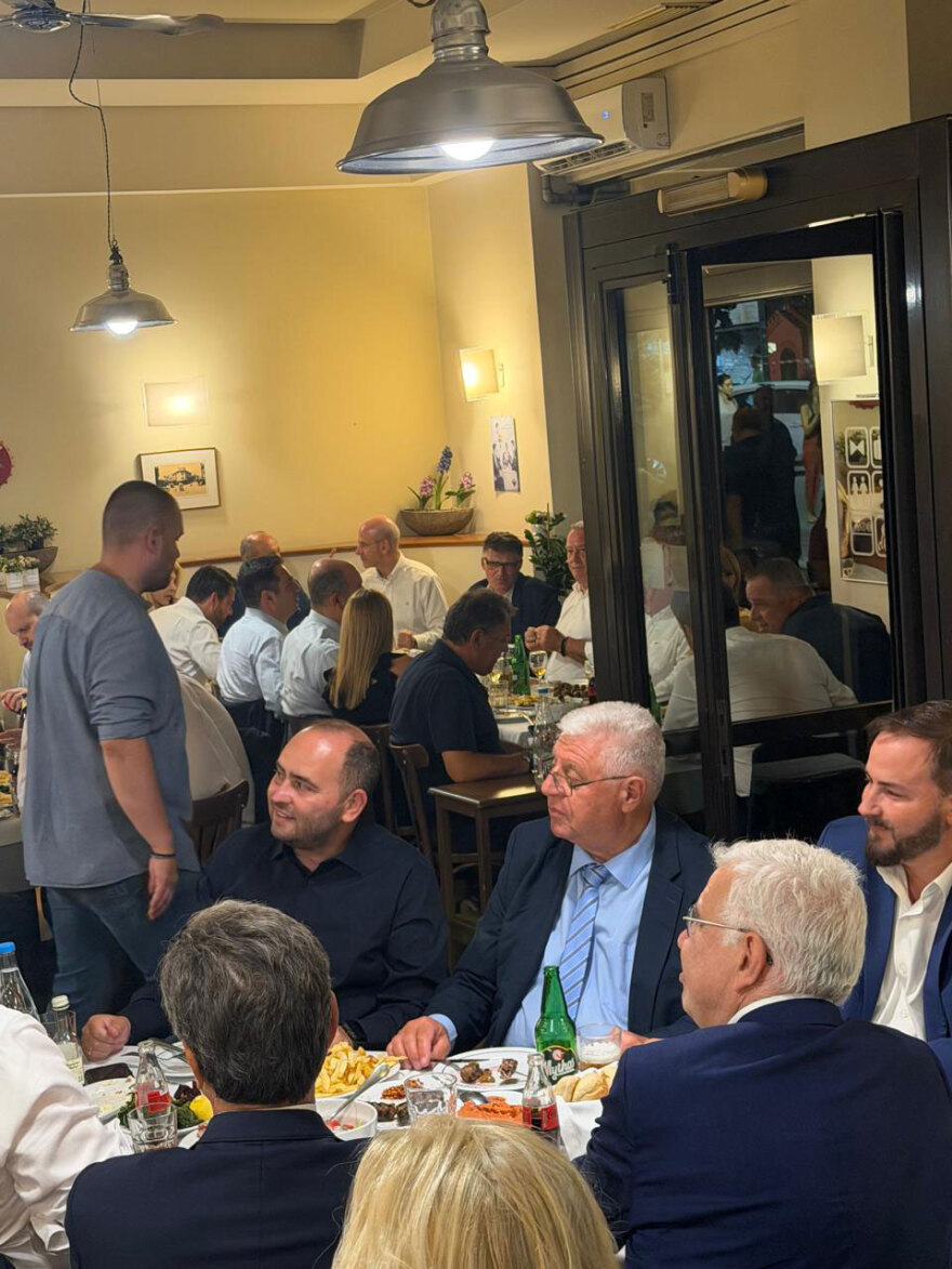 Δείπνο Πιερρακάκη με 45 βουλευτές της ΝΔ από τη βόρεια Ελλάδα: Σουτζουκάκια και γύρος στη θρυλική «Διαγώνιο», δείτε φωτογραφίες