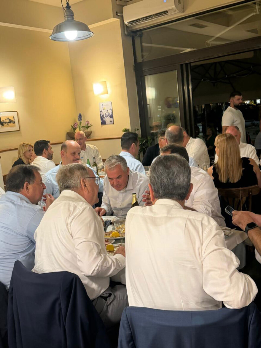 Δείπνο Πιερρακάκη με 45 βουλευτές της ΝΔ από τη βόρεια Ελλάδα: Σουτζουκάκια και γύρος στη θρυλική «Διαγώνιο», δείτε φωτογραφίες
