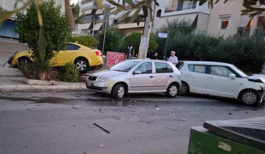 Τροχαίο με κλεμμένο ΙΧ στην Ηλιούπολη: Παραβίασε STOP και συγκρούστηκε με ταξί που κατέληξε σε αυλή σπιτιού