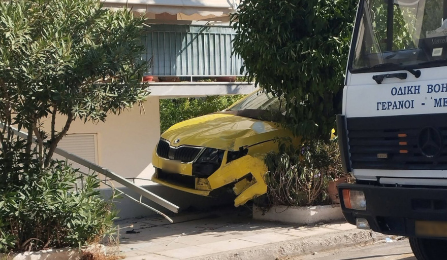 Τροχαίο με κλεμμένο ΙΧ στην Ηλιούπολη: Παραβίασε STOP και συγκρούστηκε με ταξί που κατέληξε σε αυλή σπιτιού