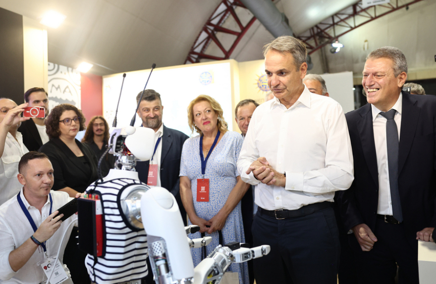 Η επίσκεψη Μητσοτάκη στα περίπτερα της 90ης ΔΕΘ: Η Φόρμουλα, η ρετσίνα, τα δώρα του Απόλλωνα Καλαμαριάς, δείτε βίντεο και φωτογραφίες