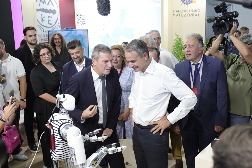 Η επίσκεψη Μητσοτάκη στα περίπτερα της 90ης ΔΕΘ: Η Φόρμουλα, η ρετσίνα, τα δώρα του Απόλλωνα Καλαμαριάς, δείτε βίντεο και φωτογραφίες