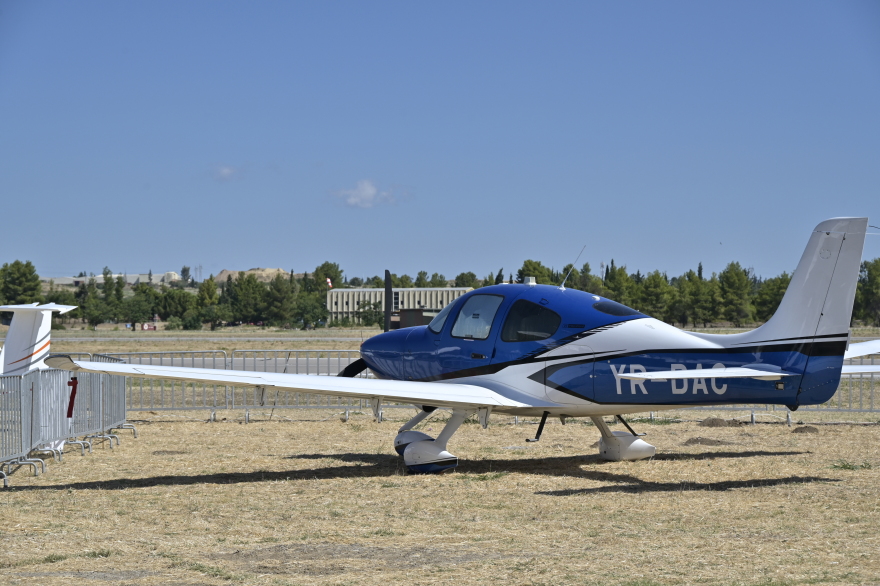 Athens Flying Week: Εντυπωσιακές εικόνες από τα ακροβατικά σμήνη και τους αλεξιπτωτιστές