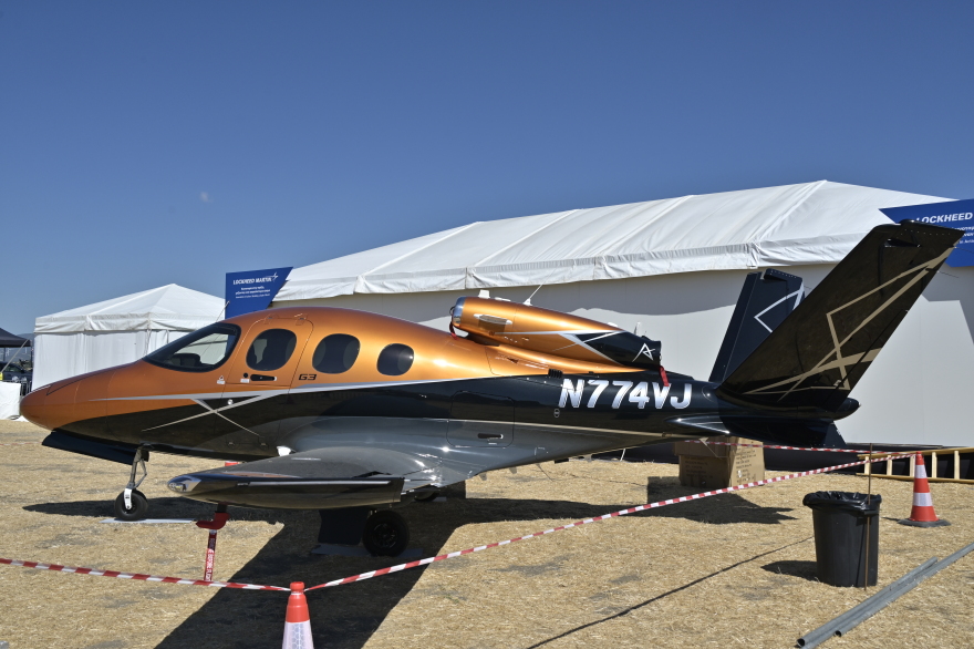 Athens Flying Week: Εντυπωσιακές εικόνες από τα ακροβατικά σμήνη και τους αλεξιπτωτιστές