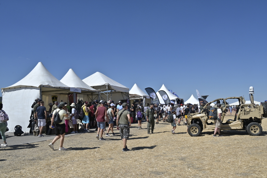 Athens Flying Week: Εντυπωσιακές εικόνες από τα ακροβατικά σμήνη και τους αλεξιπτωτιστές