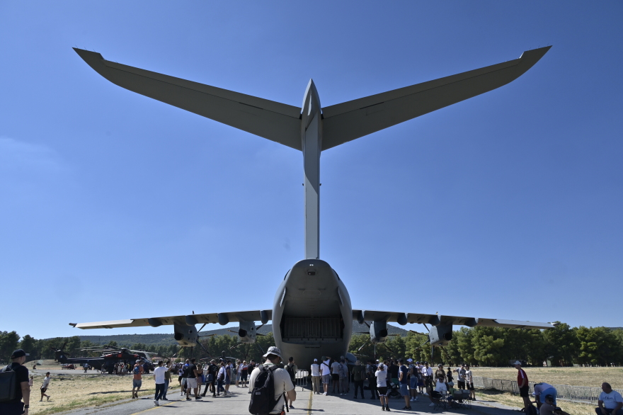 Athens Flying Week: Εντυπωσιακές εικόνες από τα ακροβατικά σμήνη και τους αλεξιπτωτιστές