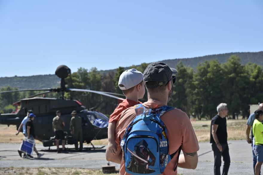 Athens Flying Week: Εντυπωσιακές εικόνες από τα ακροβατικά σμήνη και τους αλεξιπτωτιστές