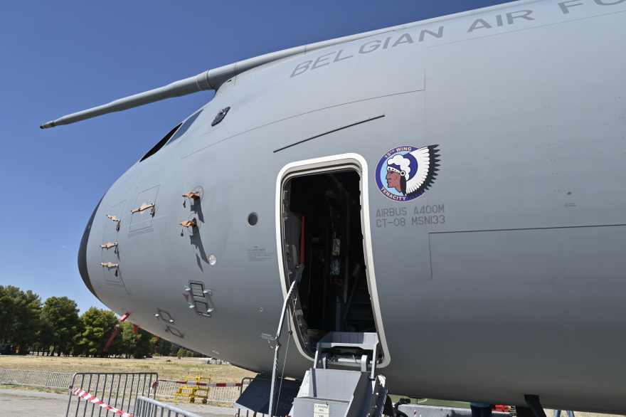 Athens Flying Week: Εντυπωσιακές εικόνες από τα ακροβατικά σμήνη και τους αλεξιπτωτιστές