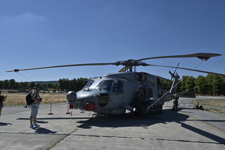 Athens Flying Week: Εντυπωσιακές εικόνες από τα ακροβατικά σμήνη και τους αλεξιπτωτιστές