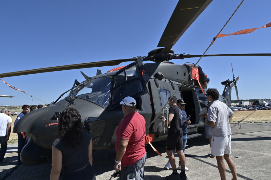 Athens Flying Week: Εντυπωσιακές εικόνες από τα ακροβατικά σμήνη και τους αλεξιπτωτιστές