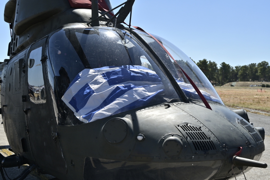 Athens Flying Week: Εντυπωσιακές εικόνες από τα ακροβατικά σμήνη και τους αλεξιπτωτιστές