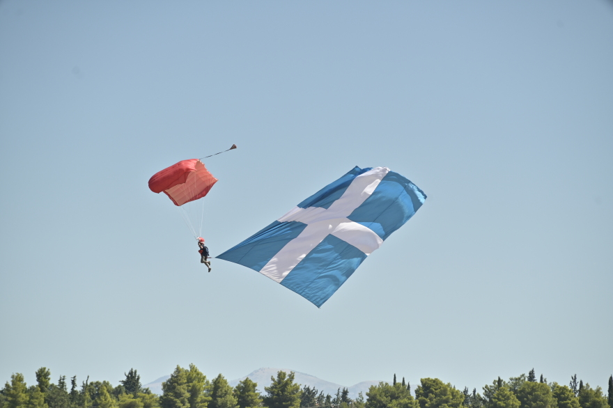 Athens Flying Week: Εντυπωσιακές εικόνες από τα ακροβατικά σμήνη και τους αλεξιπτωτιστές