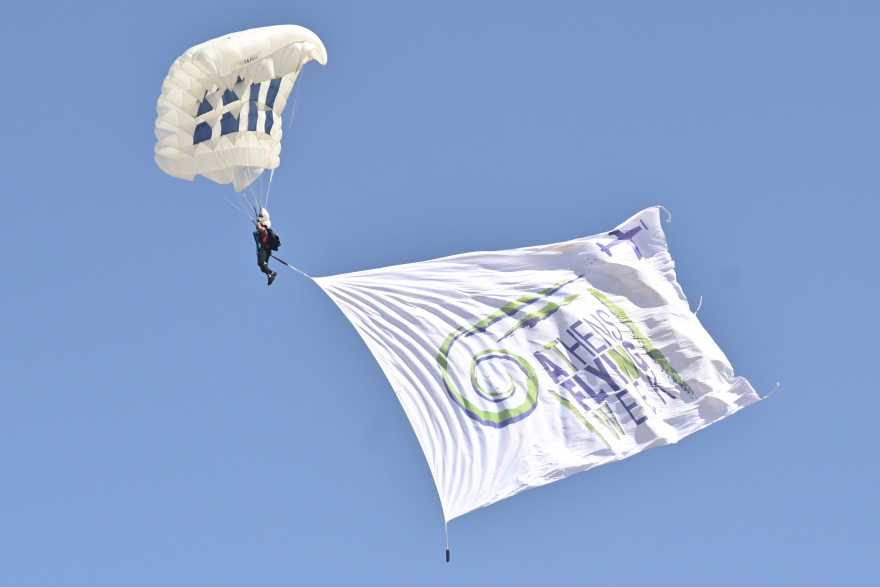 Athens Flying Week: Εντυπωσιακές εικόνες από τα ακροβατικά σμήνη και τους αλεξιπτωτιστές