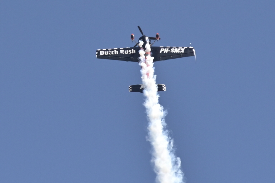 Athens Flying Week: Εντυπωσιακές εικόνες από τα ακροβατικά σμήνη και τους αλεξιπτωτιστές