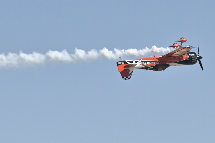 Athens Flying Week: Εντυπωσιακές εικόνες από τα ακροβατικά σμήνη και τους αλεξιπτωτιστές