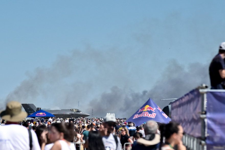 Σοβαρό ατύχημα στο Athens Flying Week: Επεσε Phantom κατά τη διάρκεια επίδειξης, αγωνία για τους δύο πιλότους
