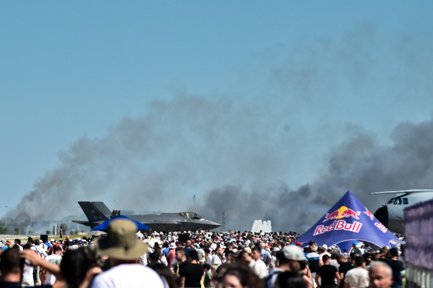 Σοβαρό ατύχημα στο Athens Flying Week: Επεσε Phantom κατά τη διάρκεια επίδειξης, αγωνία για τους δύο πιλότους