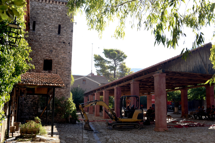 Εικόνες καταστροφής από το οινοποιείο της Achaia Clauss: Σώθηκαν τα ιστορικά κρασιά, κάηκε το πέτρινο κτήριο των 165 ετών