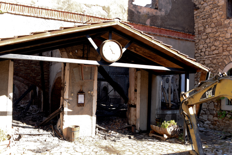 Εικόνες καταστροφής από το οινοποιείο της Achaia Clauss: Σώθηκαν τα ιστορικά κρασιά, κάηκε το πέτρινο κτήριο των 165 ετών