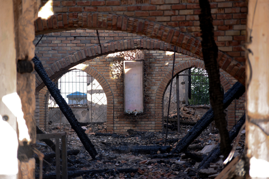 Εικόνες καταστροφής από το οινοποιείο της Achaia Clauss: Σώθηκαν τα ιστορικά κρασιά, κάηκε το πέτρινο κτήριο των 165 ετών