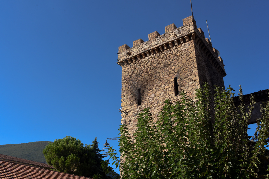 Εικόνες καταστροφής από το οινοποιείο της Achaia Clauss: Σώθηκαν τα ιστορικά κρασιά, κάηκε το πέτρινο κτήριο των 165 ετών