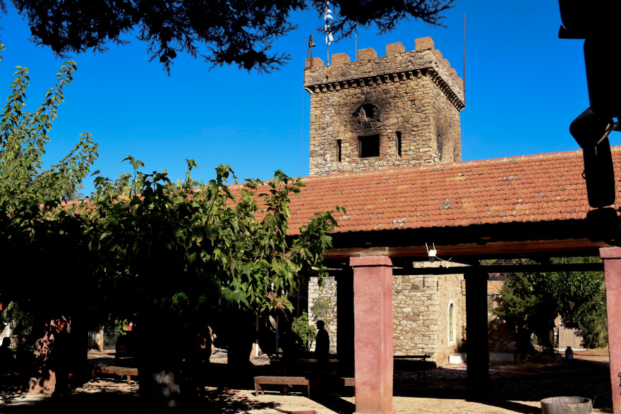 Εικόνες καταστροφής από το οινοποιείο της Achaia Clauss: Σώθηκαν τα ιστορικά κρασιά, κάηκε το πέτρινο κτήριο των 165 ετών
