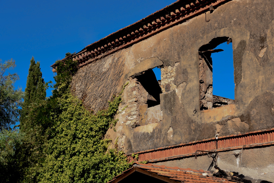 Εικόνες καταστροφής από το οινοποιείο της Achaia Clauss: Σώθηκαν τα ιστορικά κρασιά, κάηκε το πέτρινο κτήριο των 165 ετών