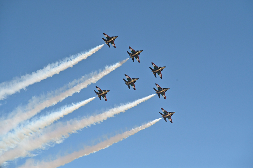 Athens Flying Week: Εντυπωσιακές εικόνες από τα ακροβατικά σμήνη και τους αλεξιπτωτιστές