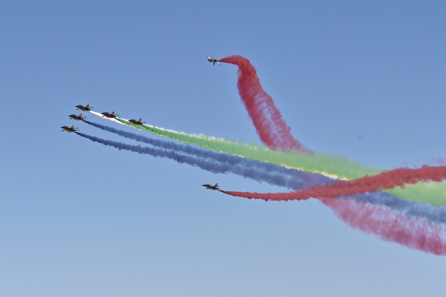 Athens Flying Week: Εντυπωσιακές εικόνες από τα ακροβατικά σμήνη και τους αλεξιπτωτιστές