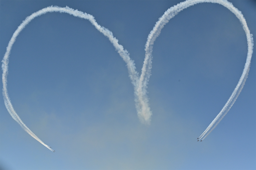 Athens Flying Week: Εντυπωσιακές εικόνες από τα ακροβατικά σμήνη και τους αλεξιπτωτιστές