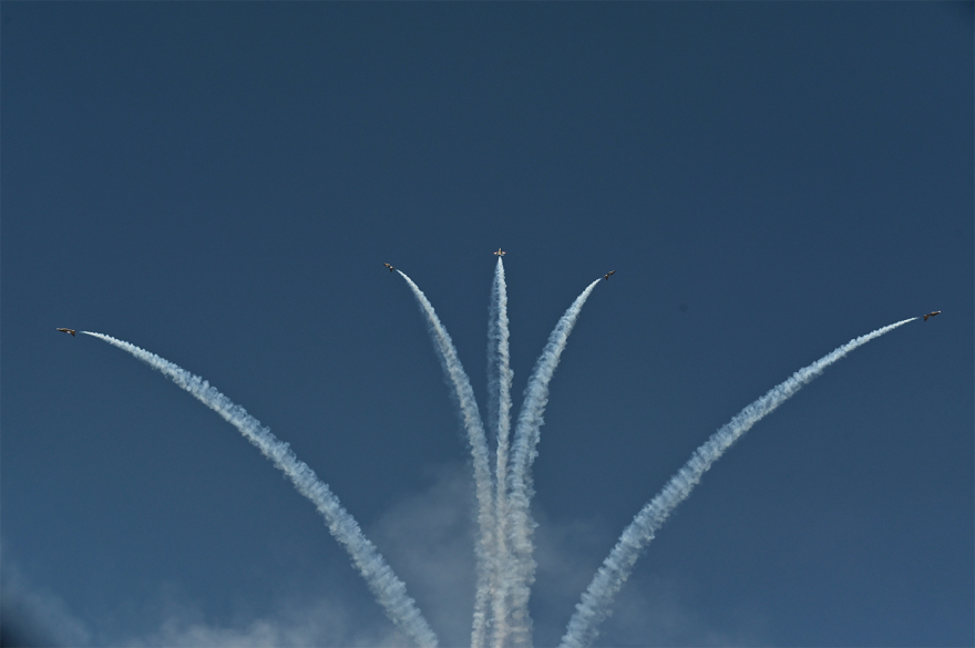 Athens Flying Week: Εντυπωσιακές εικόνες από τα ακροβατικά σμήνη και τους αλεξιπτωτιστές
