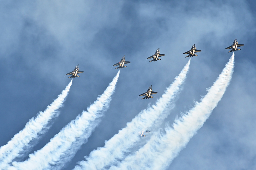 Athens Flying Week: Εντυπωσιακές εικόνες από τα ακροβατικά σμήνη και τους αλεξιπτωτιστές