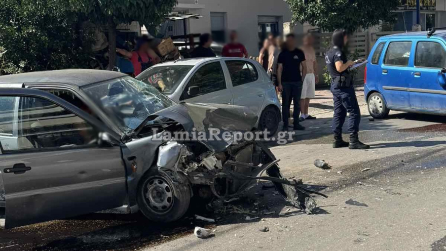 Τρελή πορεία ΙΧ στη Λαμία: Προσέκρουσε σε σταθμευμένα αυτοκίνητα και συγκρούστηκε μετωπικά με άλλο όχημα, δείτε βίντεο