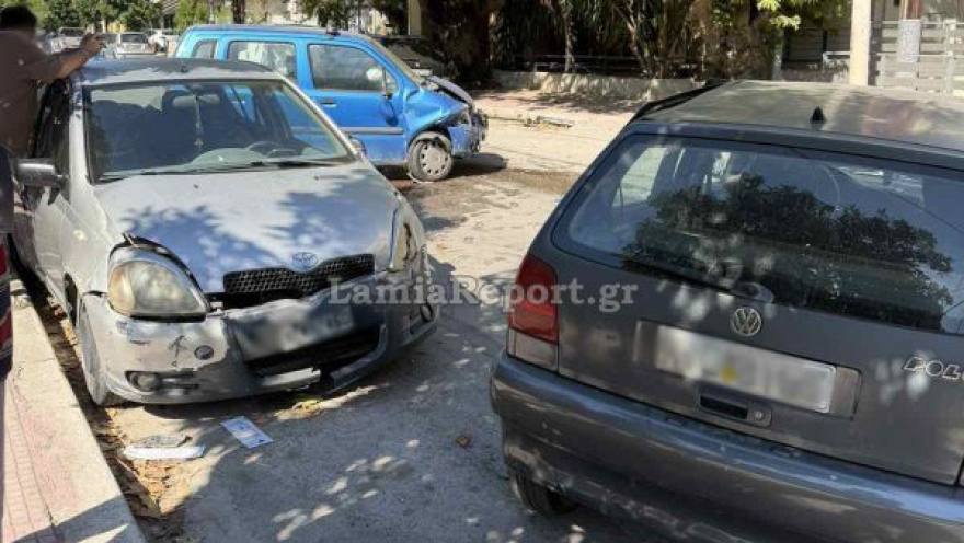 Τρελή πορεία ΙΧ στη Λαμία: Προσέκρουσε σε σταθμευμένα αυτοκίνητα και συγκρούστηκε μετωπικά με άλλο όχημα, δείτε βίντεο