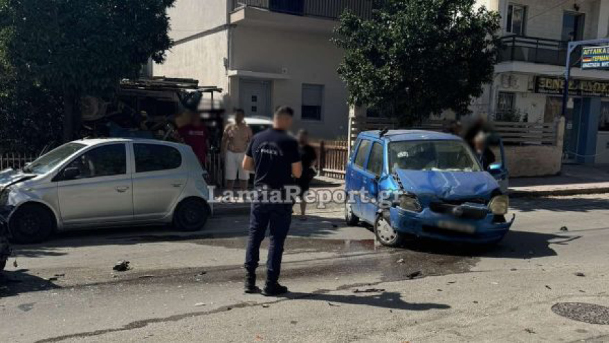 Τρελή πορεία ΙΧ στη Λαμία: Προσέκρουσε σε σταθμευμένα αυτοκίνητα και συγκρούστηκε μετωπικά με άλλο όχημα, δείτε βίντεο