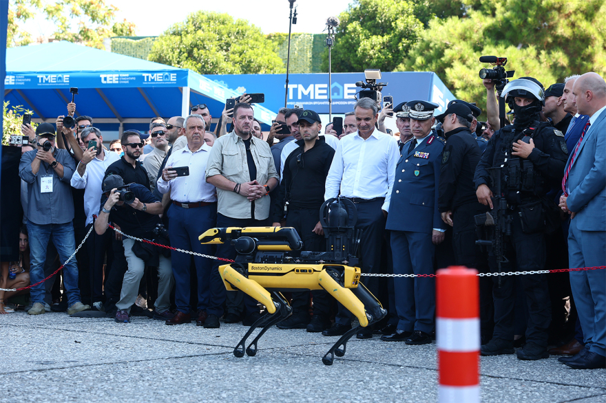 Ρομποτικός σκύλος, drones και ΕΚΑΜ: Η εντυπωσιακή επίδειξη της ΕΛΑΣ στη ΔΕΘ για την εξουδετέρωση ταμπουρωμένου ληστή, δείτε βίντεο