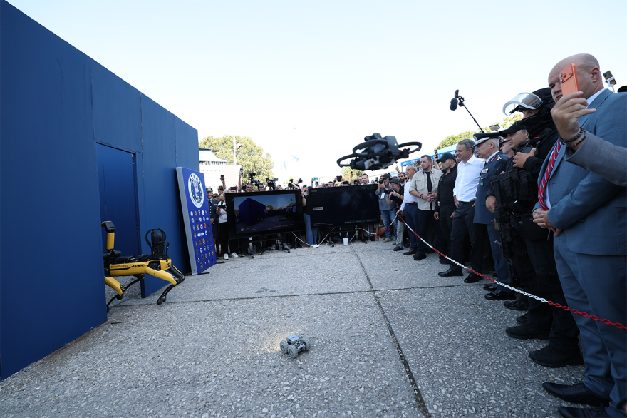 Ρομποτικός σκύλος, drones και ΕΚΑΜ: Η εντυπωσιακή επίδειξη της ΕΛΑΣ στη ΔΕΘ για την εξουδετέρωση ταμπουρωμένου ληστή, δείτε βίντεο