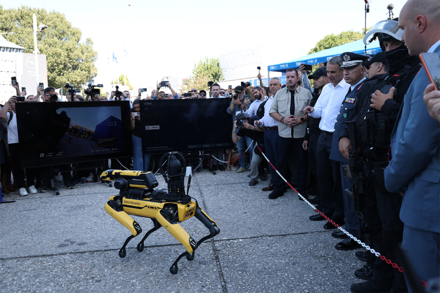 Ρομποτικός σκύλος, drones και ΕΚΑΜ: Η εντυπωσιακή επίδειξη της ΕΛΑΣ στη ΔΕΘ για την εξουδετέρωση ταμπουρωμένου ληστή, δείτε βίντεο