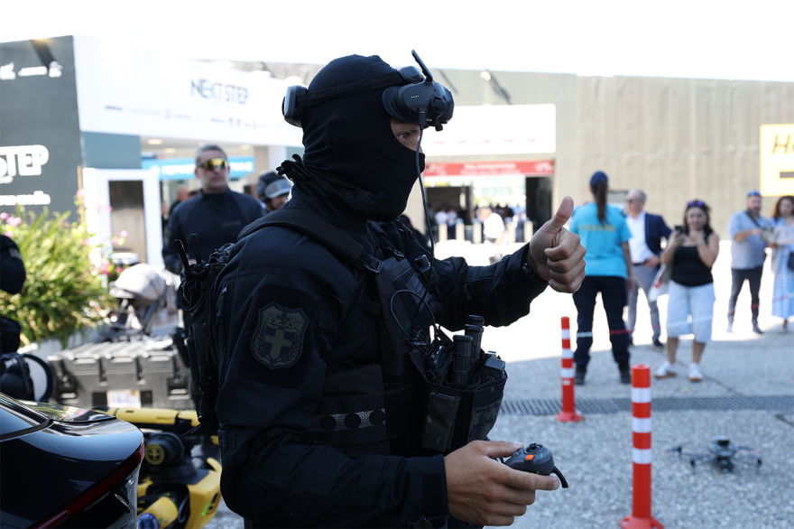 Ρομποτικός σκύλος, drones και ΕΚΑΜ: Η εντυπωσιακή επίδειξη της ΕΛΑΣ στη ΔΕΘ για την εξουδετέρωση ταμπουρωμένου ληστή, δείτε βίντεο