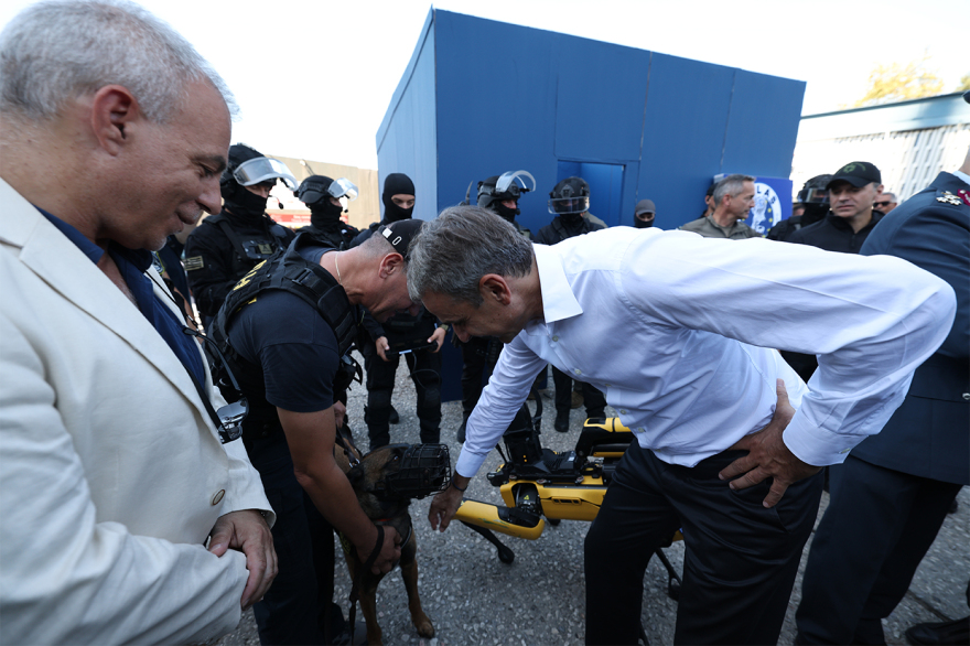 Ρομποτικός σκύλος, drones και ΕΚΑΜ: Η εντυπωσιακή επίδειξη της ΕΛΑΣ στη ΔΕΘ για την εξουδετέρωση ταμπουρωμένου ληστή, δείτε βίντεο