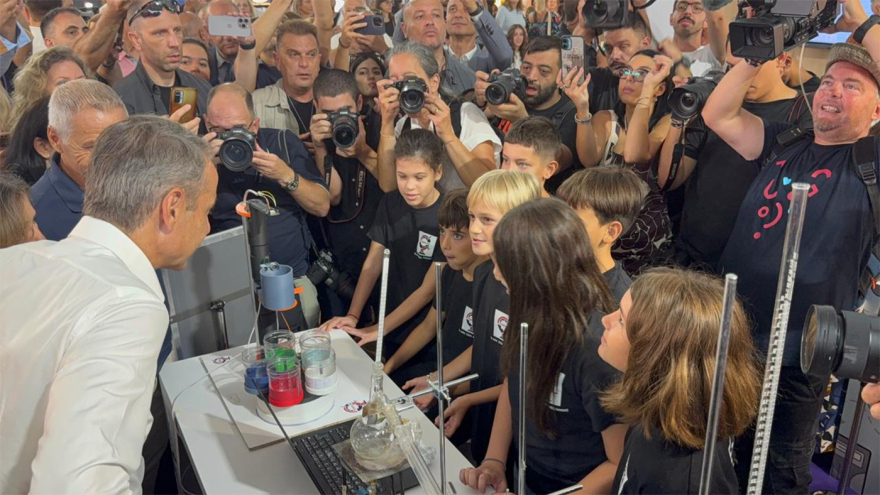 Η επίσκεψη Μητσοτάκη στα περίπτερα της 90ης ΔΕΘ: Η Φόρμουλα, η ρετσίνα, τα δώρα του Απόλλωνα Καλαμαριάς, δείτε βίντεο και φωτογραφίες
