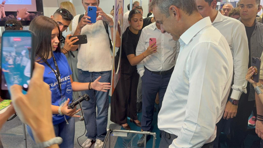 Η επίσκεψη Μητσοτάκη στα περίπτερα της 90ης ΔΕΘ: Η Φόρμουλα, η ρετσίνα, τα δώρα του Απόλλωνα Καλαμαριάς, δείτε βίντεο και φωτογραφίες