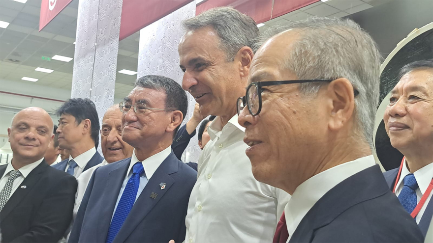 Η επίσκεψη Μητσοτάκη στα περίπτερα της 90ης ΔΕΘ: Η Φόρμουλα, η ρετσίνα, τα δώρα του Απόλλωνα Καλαμαριάς, δείτε βίντεο και φωτογραφίες