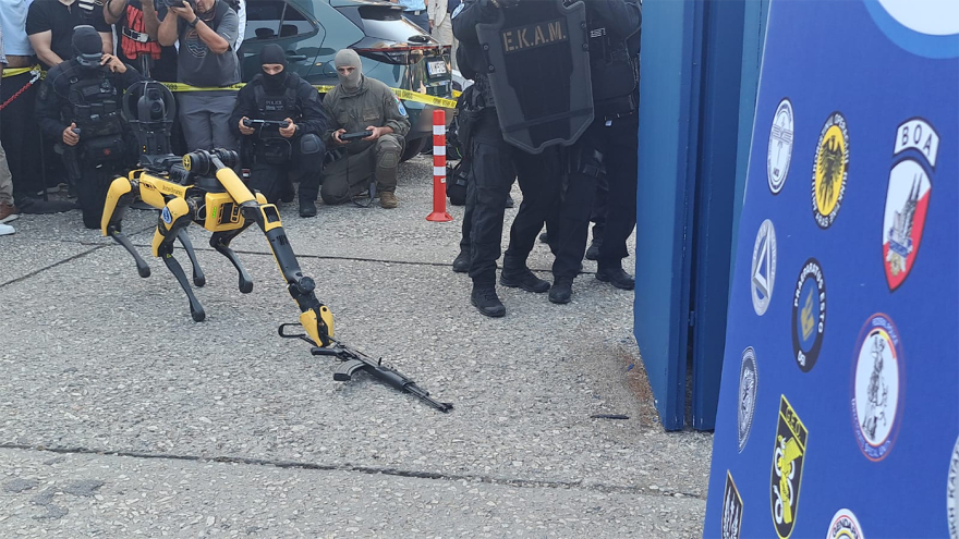 Ρομποτικός σκύλος, drones και ΕΚΑΜ: Η εντυπωσιακή επίδειξη της ΕΛΑΣ στη ΔΕΘ για την εξουδετέρωση ταμπουρωμένου ληστή, δείτε βίντεο