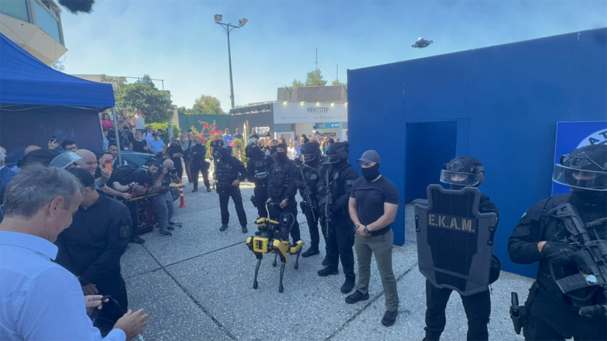 Ρομποτικός σκύλος, drones και ΕΚΑΜ: Η εντυπωσιακή επίδειξη της ΕΛΑΣ στη ΔΕΘ για την εξουδετέρωση ταμπουρωμένου ληστή, δείτε βίντεο