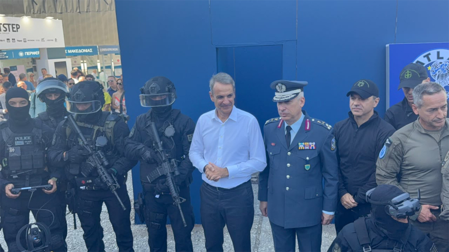 Ο Μητσοτάκης ξεναγήθηκε στα περίπτερα της ΔΕΘ- Οι ατάκες, τα δώρα, συζήτηση με ρομπότ (vid) 4 Η επίσκεψη Μητσοτάκη στα περίπτερα της 90ης ΔΕΘ: Η Φόρμουλα, η ρετσίνα, τα δώρα του Απόλλωνα Καλαμαριάς, δείτε βίντεο και φωτογραφίες