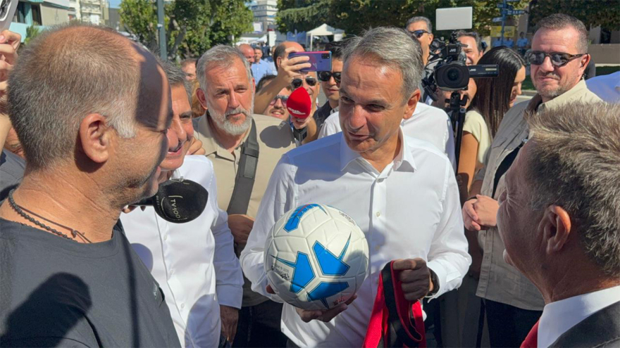 Η επίσκεψη Μητσοτάκη στα περίπτερα της 90ης ΔΕΘ: Η Φόρμουλα, η ρετσίνα, τα δώρα του Απόλλωνα Καλαμαριάς, δείτε βίντεο και φωτογραφίες
